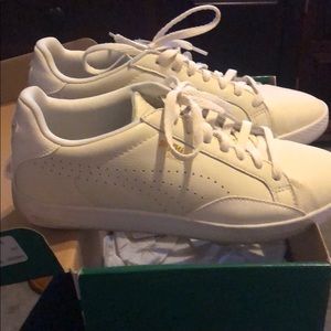 Women’s Size 8.5 white puma shoes
